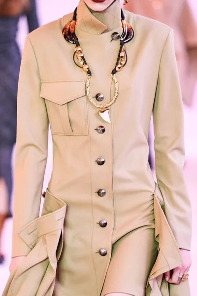 Look 32